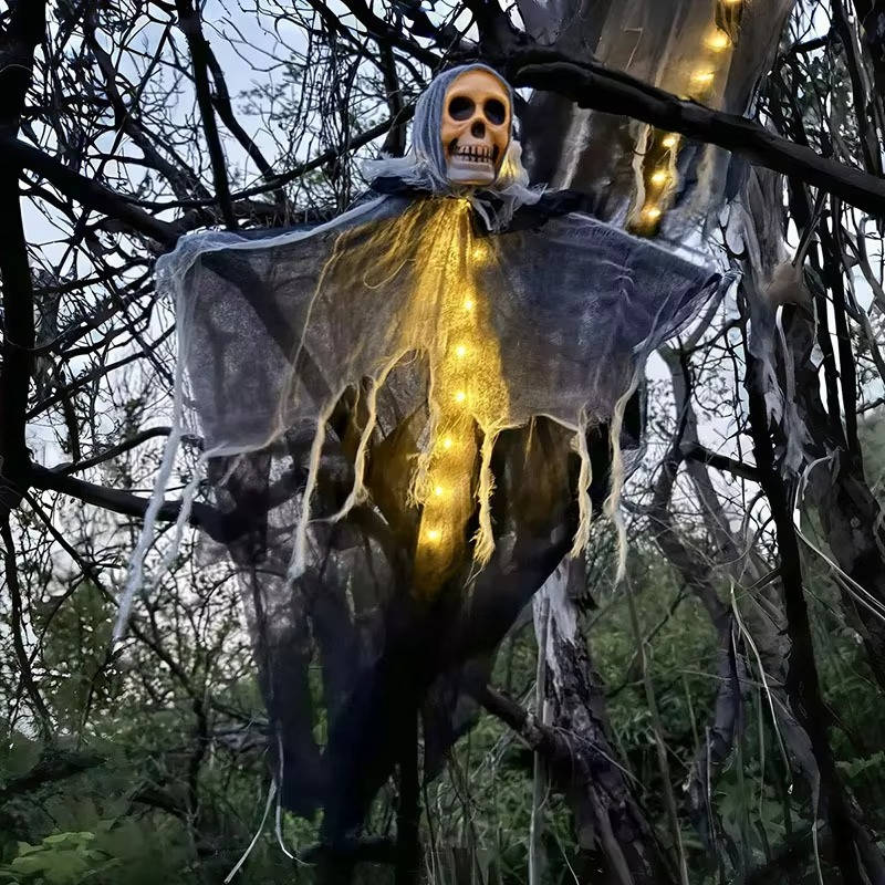 Leuchtende Hängefiguren mit Totenkopf und Stoffgewand als Halloween-Deko für Baum, Veranda und Party im 2er-Set – LED, Dämmerungsautomatik