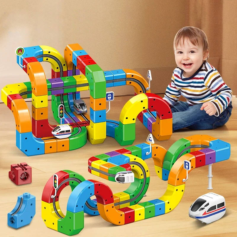 Bausteinbahn mit Würfel-Schienenteilen und Spielzeugzug für Kinderzimmer und Spielecke – 3D-Strecke mit Kurven, Kreuzung und Etagen, 51 oder 81 Teile