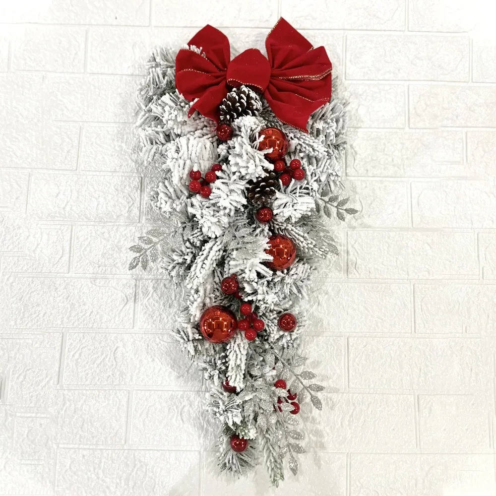 Weihnachts-Türdeko-Set mit Girlande, Kranz und zwei Swags für Haustür und Eingangsbereich – beschneite Tannenoptik mit roten Beeren und Schleifen