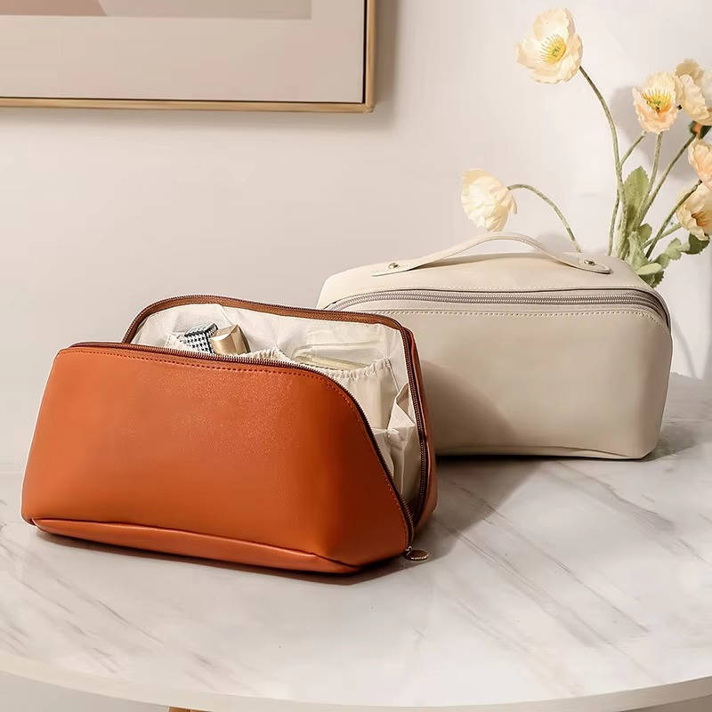 Kosmetiktasche in Kissenform aus Kunstleder für Reise und Schminktisch – große Öffnung, Netzfächer, Tragegriff, spritzwassergeschützt, 4 Farben
