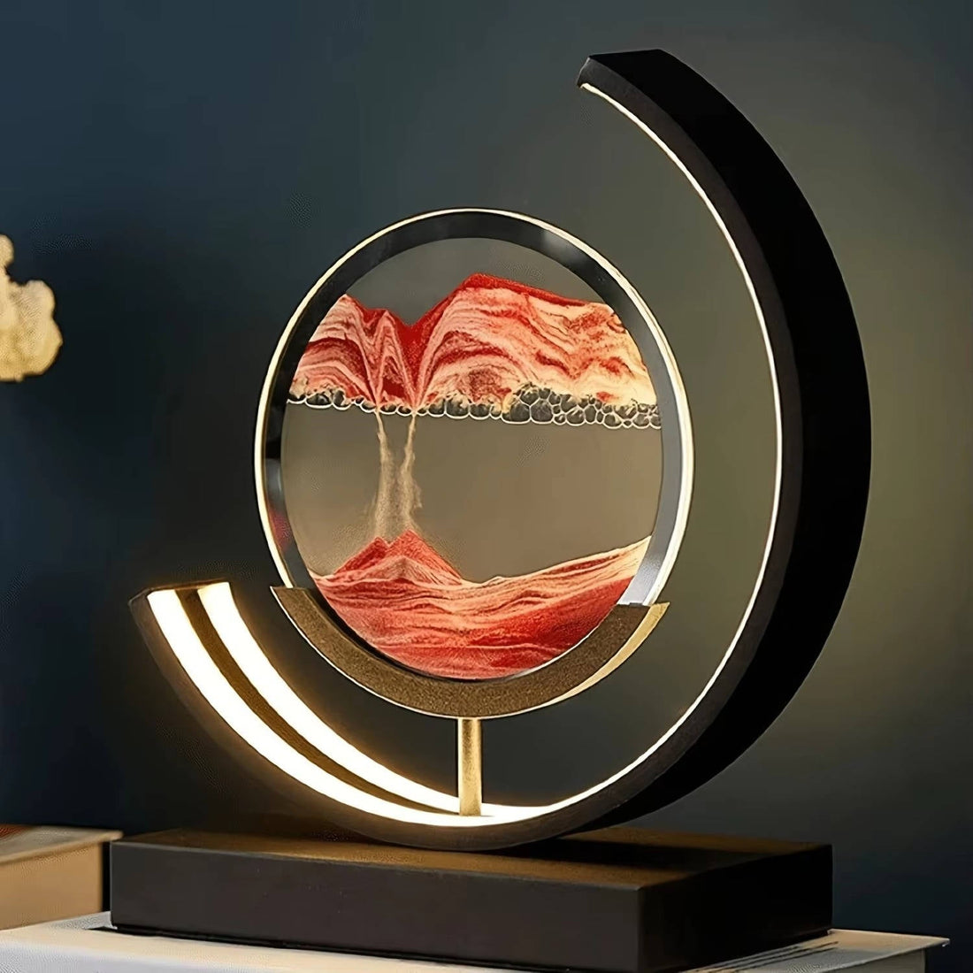 Tischlampe mit bewegtem Sandbild als Moving Sand Art für Wohnzimmer, Büro und Schreibtisch – drehbares Sandbild im Ring, leuchtender Lichtbogen, Rot