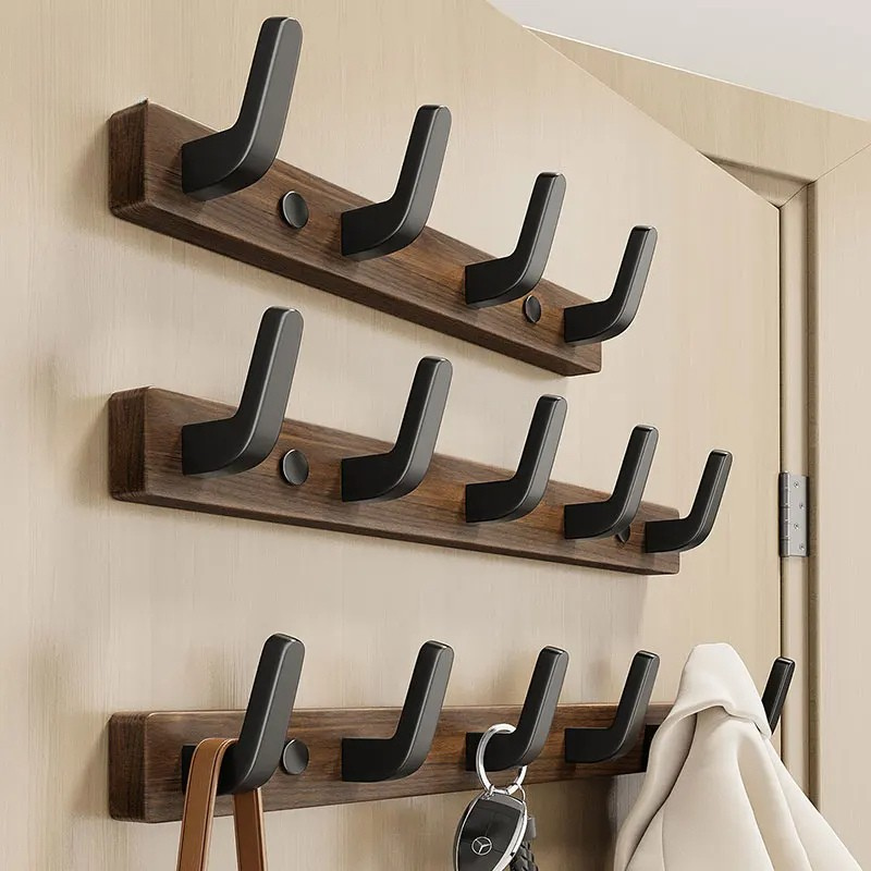 Minimalistische Wandgarderobe aus Holz und Metall mit 3 bis 6 Haken für Flur, Schlafzimmer und Bad – dunkles Holz, schwarze Metallhaken, platzsparend