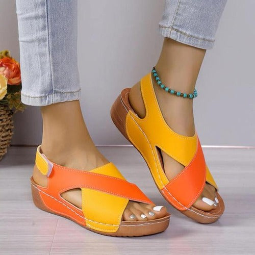 Damen-Sandalen mit Keilabsatz und Fersenriemen mit Klettverschluss für Alltag und Freizeit – überkreuzte Riemen, Absatz 3–5 cm, 4 Farben, US 5–10,5