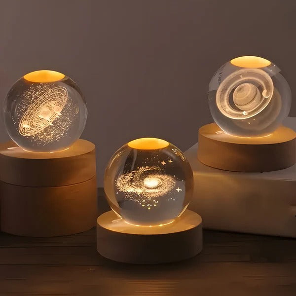 Kugellampe mit 3D-Innengravur und LED-Sockel als Stimmungslicht für Tisch und Regal – Touch-Schalter, 4 Motive wie Mond und Saturn