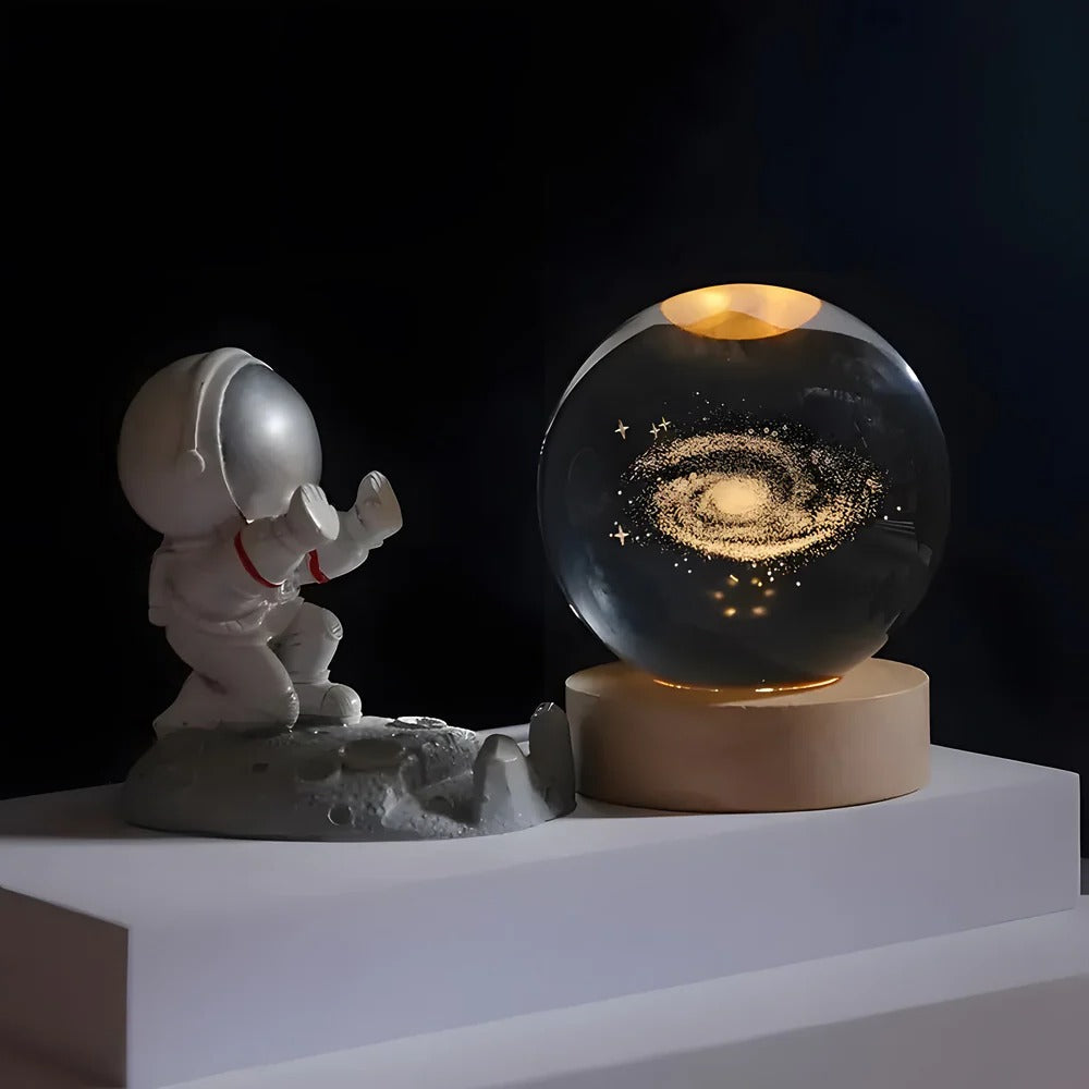 Kugellampe mit 3D-Innengravur und LED-Sockel als Stimmungslicht für Tisch und Regal – Touch-Schalter, 4 Motive wie Mond und Saturn