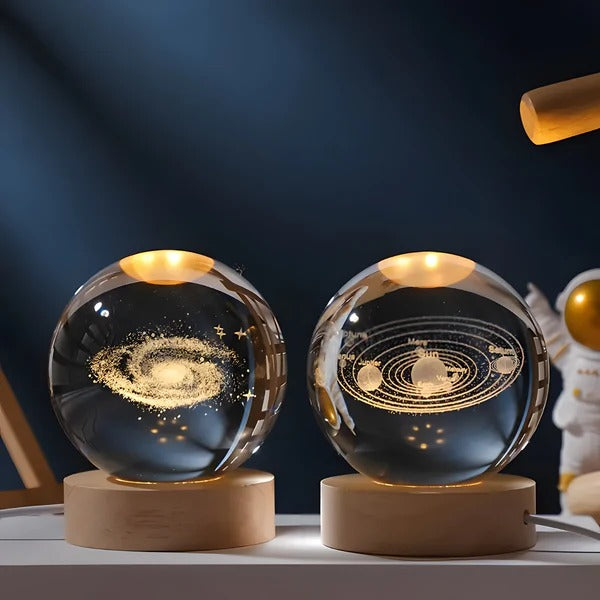 Kugellampe mit 3D-Innengravur und LED-Sockel als Stimmungslicht für Tisch und Regal – Touch-Schalter, 4 Motive wie Mond und Saturn