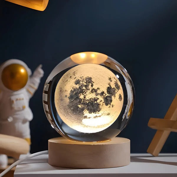 Kugellampe mit 3D-Innengravur und LED-Sockel als Stimmungslicht für Tisch und Regal – Touch-Schalter, 4 Motive wie Mond und Saturn