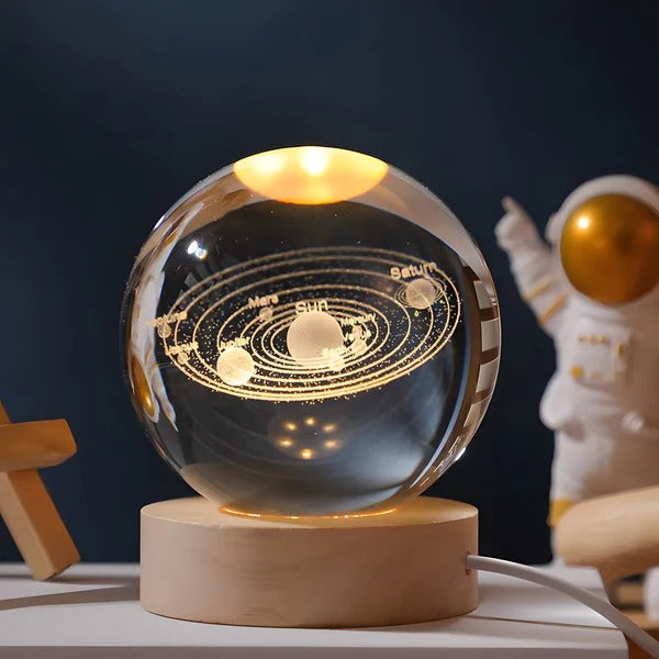 Kugellampe mit 3D-Innengravur und LED-Sockel als Stimmungslicht für Tisch und Regal – Touch-Schalter, 4 Motive wie Mond und Saturn