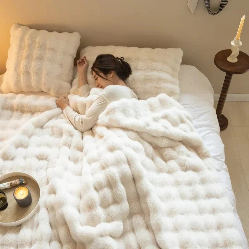 Plüsch-Kuscheldecke in Kunstfell-Optik mit Wabenstruktur für Bett, Sofa und Liegesessel – 100 × 160 cm, für Winter, maschinenwaschbar, 5 Farben