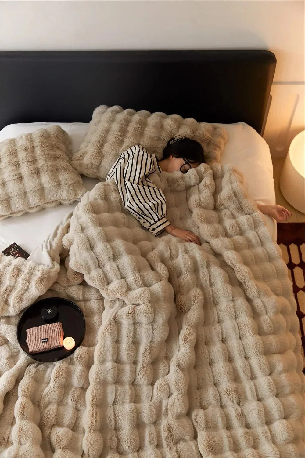 Plüsch-Kuscheldecke in Kunstfell-Optik mit Wabenstruktur für Bett, Sofa und Liegesessel – 100 × 160 cm, für Winter, maschinenwaschbar, 5 Farben