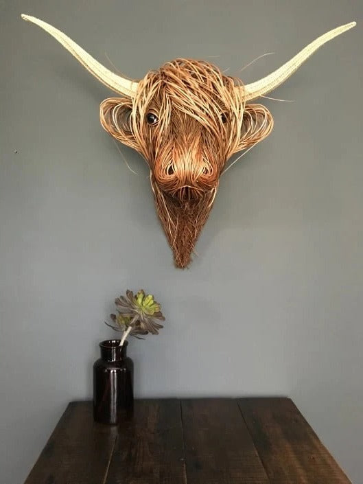 Wandskulptur Hochlandrind im rustikalen Stil für rustikale und moderne Räume – ca. 63 × 53 cm, handbearbeitete Oberfläche, Wandhalterung