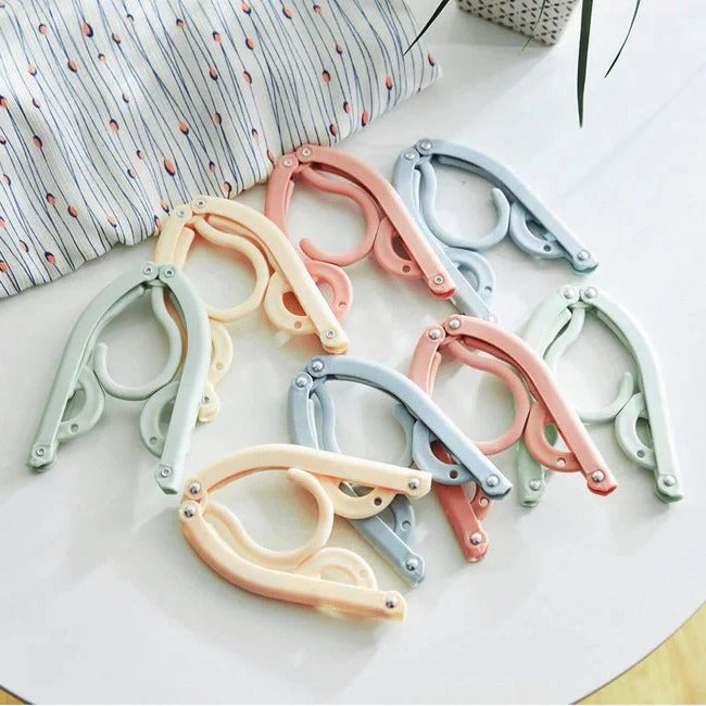 Faltbarer Reise-Kleiderbügel mit rutschfesten Schultern für Hemden, Jacken und Babykleidung – 44 × 16 cm, gefaltet 14 × 6 cm, 4 Farben