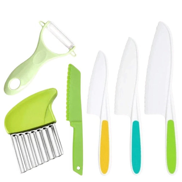Kinder-Küchenhelfer-Set mit Kindermessern, Schneidebrettern und Sparschäler zum Mithelfen in der Familienküche – Wellenschneider und Ausstechformen