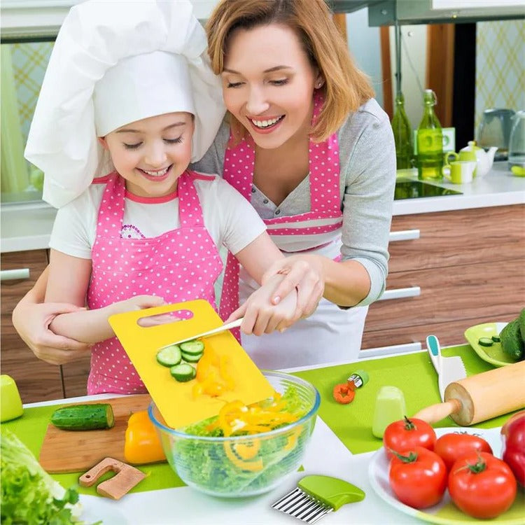 Kinder-Küchenhelfer-Set mit Kindermessern, Schneidebrettern und Sparschäler zum Mithelfen in der Familienküche – Wellenschneider und Ausstechformen