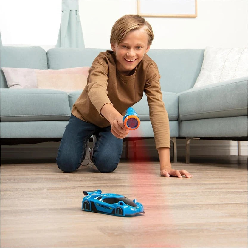 Ferngesteuertes Wandauto mit Lasersteuerung für Kinder ab 3 Jahren an Wand, Decke und Boden – LED-Licht, Akku, 3 Farben