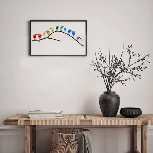 Wanddeko mit bunten Vögeln aus Seeglas auf einem Zweig im Küstenstil für Wohnzimmer, Flur und Schlafzimmer – Regenbogenfarben, mattiert, Wandbild