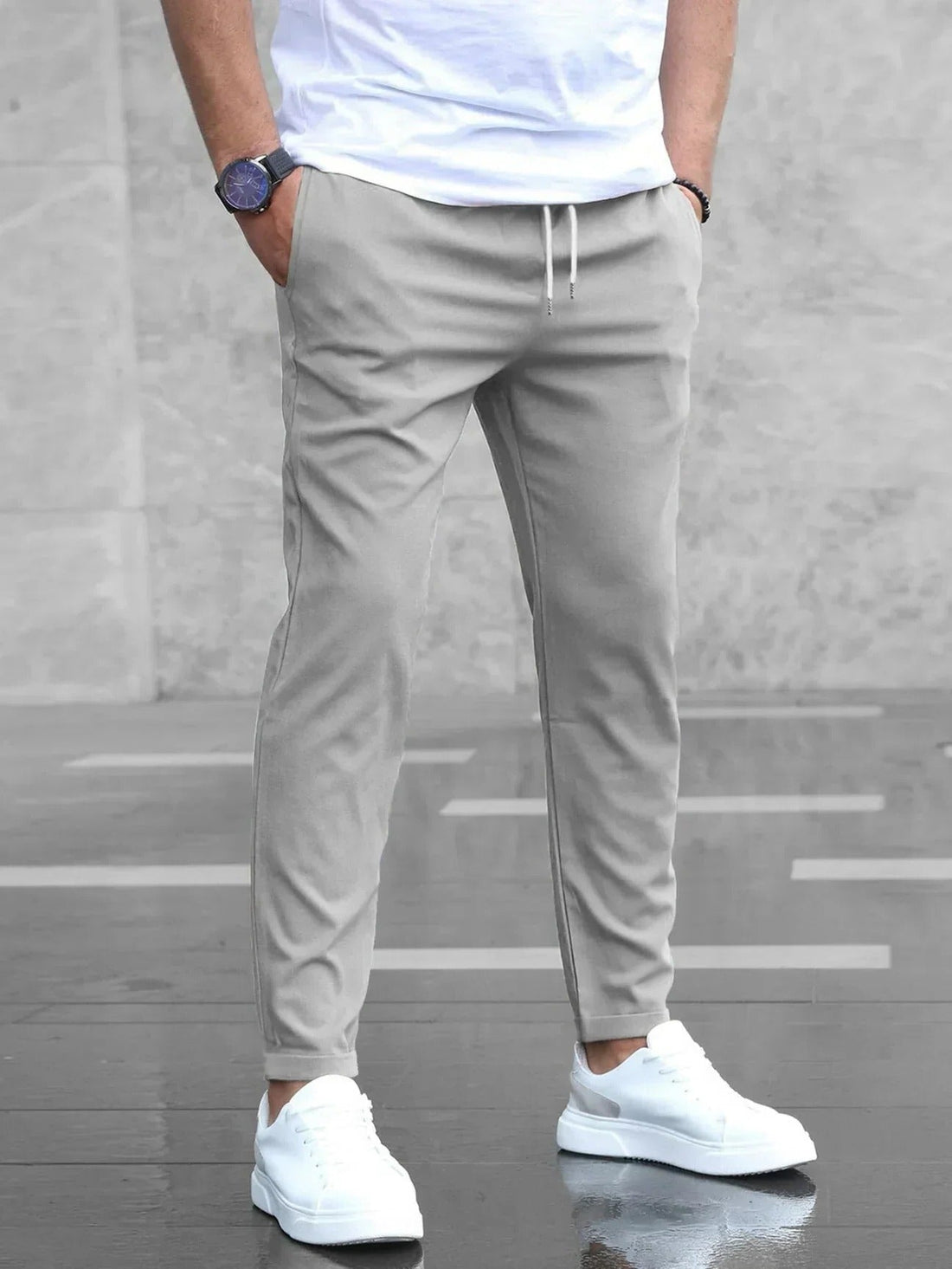 Schmal zulaufende Herren-Stretchhose mit Kordelzug am Bund und Taschen für Alltag, Büro und Abend – knitterarm, S bis 2XL, 5 Farben