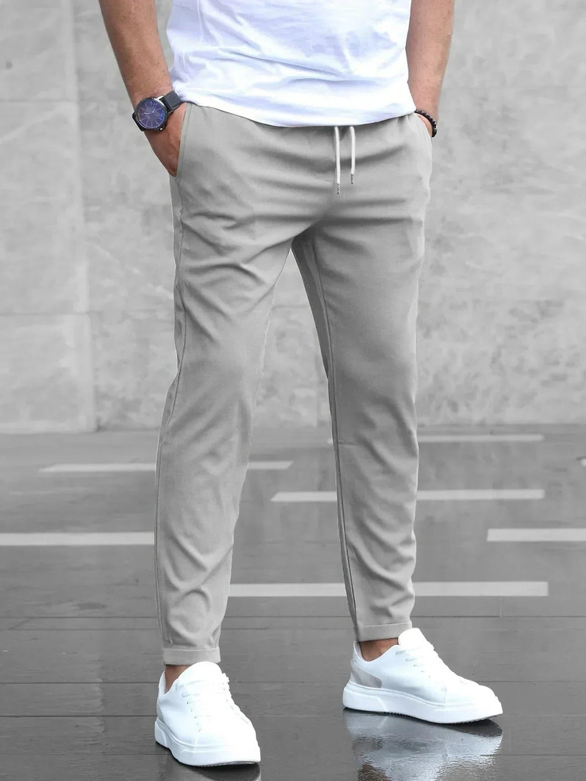 Schmal zulaufende Herren-Stretchhose mit Kordelzug am Bund und Taschen für Alltag, Büro und Abend – knitterarm, S bis 2XL, 5 Farben
