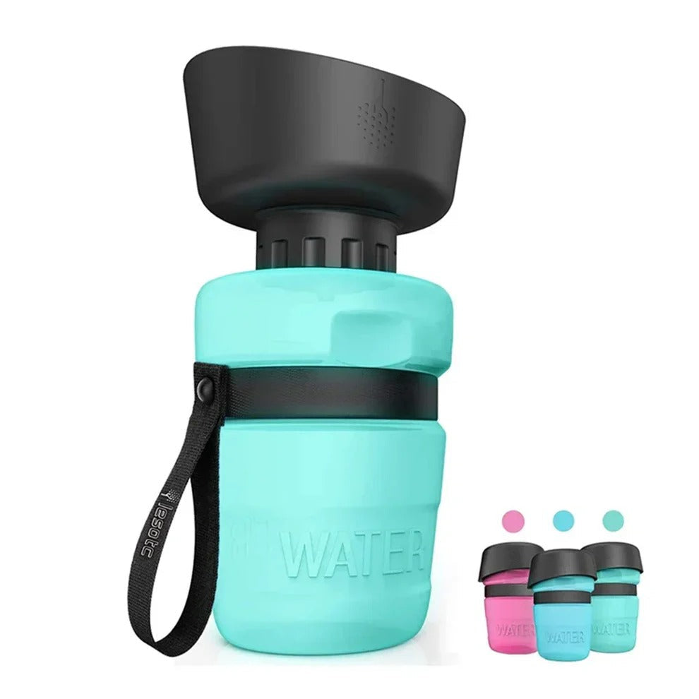 Hundetrinkflasche mit ansteckbarem Faltnapf und Clip für Spaziergänge und Reisen – ca. 520 ml, Wasserabgabe per Drücken, Schraubverschluss, 3 Farben