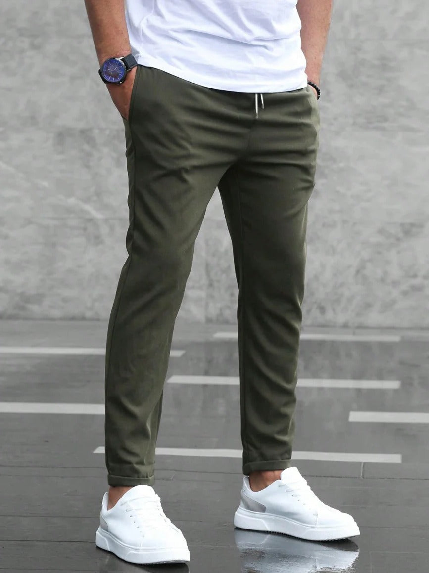 Schmal zulaufende Herren-Stretchhose mit Kordelzug am Bund und Taschen für Alltag, Büro und Abend – knitterarm, S bis 2XL, 5 Farben