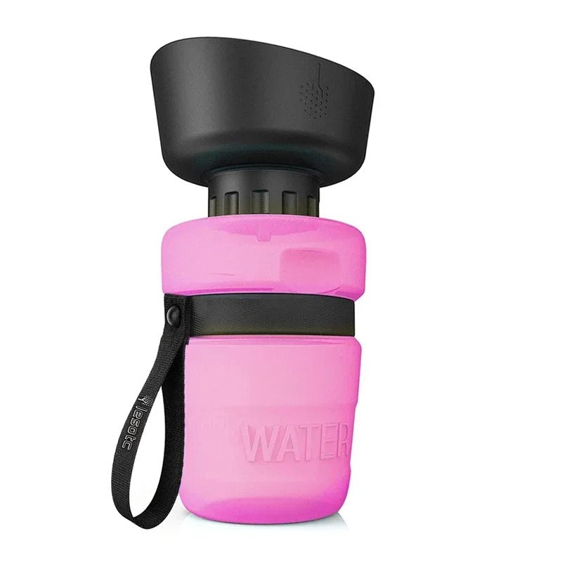Hundetrinkflasche mit ansteckbarem Faltnapf und Clip für Spaziergänge und Reisen – ca. 520 ml, Wasserabgabe per Drücken, Schraubverschluss, 3 Farben