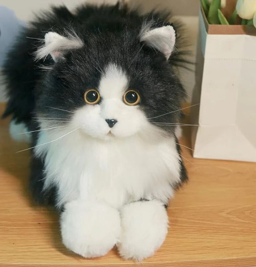 Lebensechte Plüschkatze in Schwarz-Weiß als Deko und Kuscheltier für Wohnzimmer, Sofa und Kinderzimmer – realistische Optik