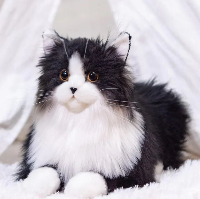Lebensechte Plüschkatze in Schwarz-Weiß als Deko und Kuscheltier für Wohnzimmer, Sofa und Kinderzimmer – realistische Optik
