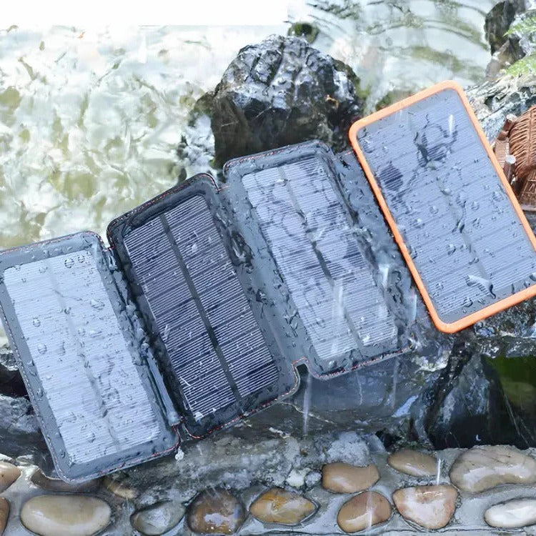Solar-Powerbank mit 26.800 mAh und vier faltbaren Solarpanels für Reisen und Outdoor – 2 USB-Ausgänge à 2,1 A, LED-Taschenlampe, stoßgeschützt
