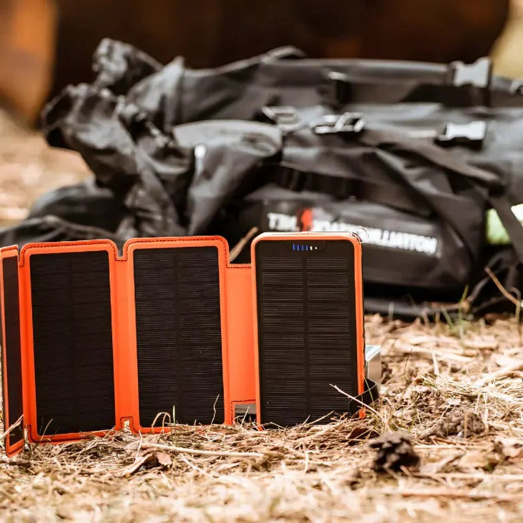 Solar-Powerbank mit 26.800 mAh und vier faltbaren Solarpanels für Reisen und Outdoor – 2 USB-Ausgänge à 2,1 A, LED-Taschenlampe, stoßgeschützt