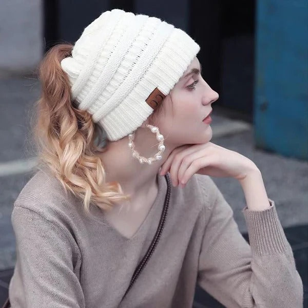 Damen-Beanie mit Zopfloch für Pferdeschwanz und Messy Bun für kalte Tage und Sport – Rippstrick aus Acryl, ca. 20 × 23 cm, 10 Farben