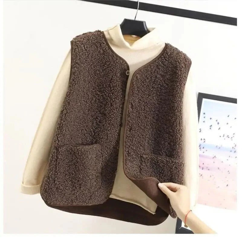 Ärmellose Teddy-Weste für Damen mit Knopfleiste und aufgesetzten Taschen für kühle Tage – flauschige Teddyfell-Optik, S bis XL, in 3 Farben