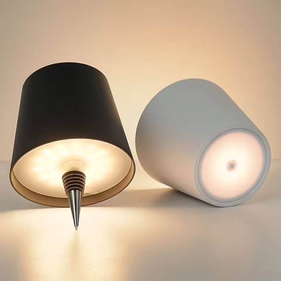 Kabellose LED-Flaschenlampe als Aufsatz für Weinflaschen auf Esstisch und Theke – RGB-Farben, dimmbar, Akku, 5 Farben