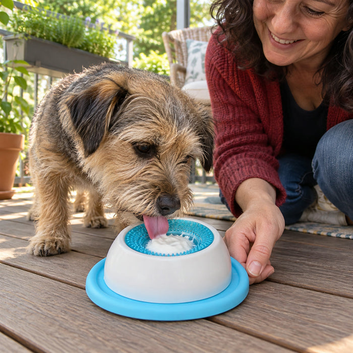 Leckball-Spender für Hunde und Katzen für Fütterung und Beschäftigung – rollende Schleckkugel über Futterfach, Blau für Hunde, Gelb für Katzen