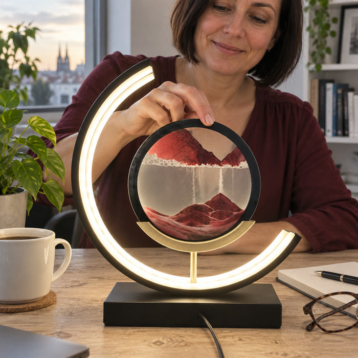Tischlampe mit bewegtem Sandbild als Moving Sand Art für Wohnzimmer, Büro und Schreibtisch – drehbares Sandbild im Ring, leuchtender Lichtbogen, Rot
