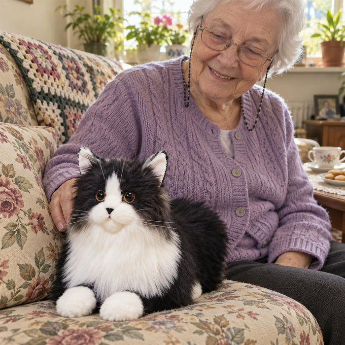 Lebensechte Plüschkatze in Schwarz-Weiß als Deko und Kuscheltier für Wohnzimmer, Sofa und Kinderzimmer – realistische Optik
