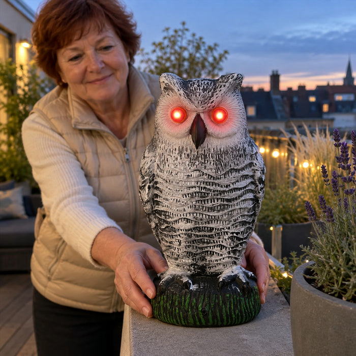 Eulen-Attrappe zur Vogelabwehr aus Kunststoff für Garten, Obstgarten und Terrasse – 25 × 12 × 12 cm, drehender Kopf, Leuchtaugen, Geräusche