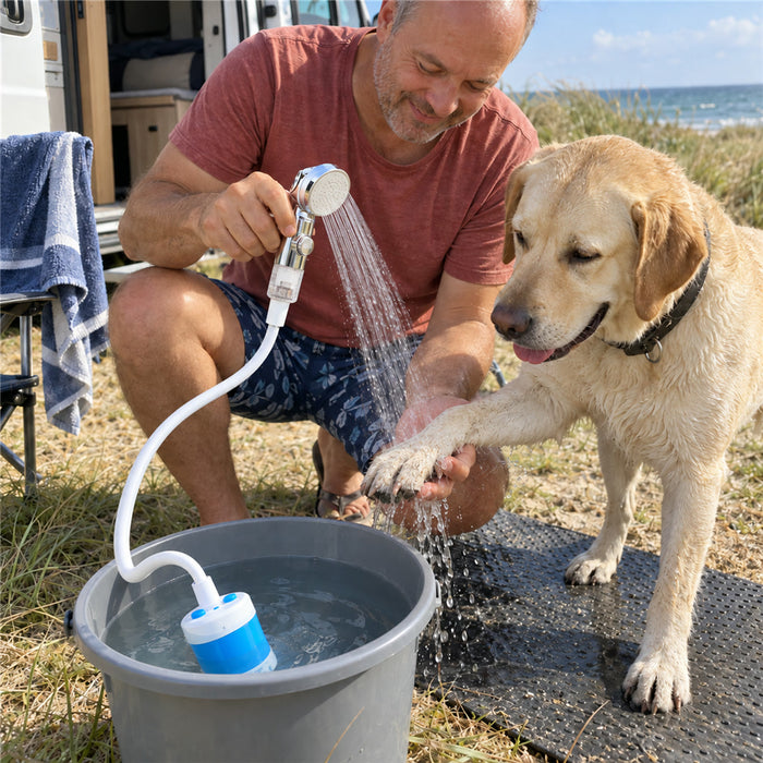 Tragbare Akku-Duschpumpe mit Duschkopf für Camping, Strand und Garten – USB-aufladbar, regelbarer Wasserfluss, Ein-Tasten-Bedienung, leise