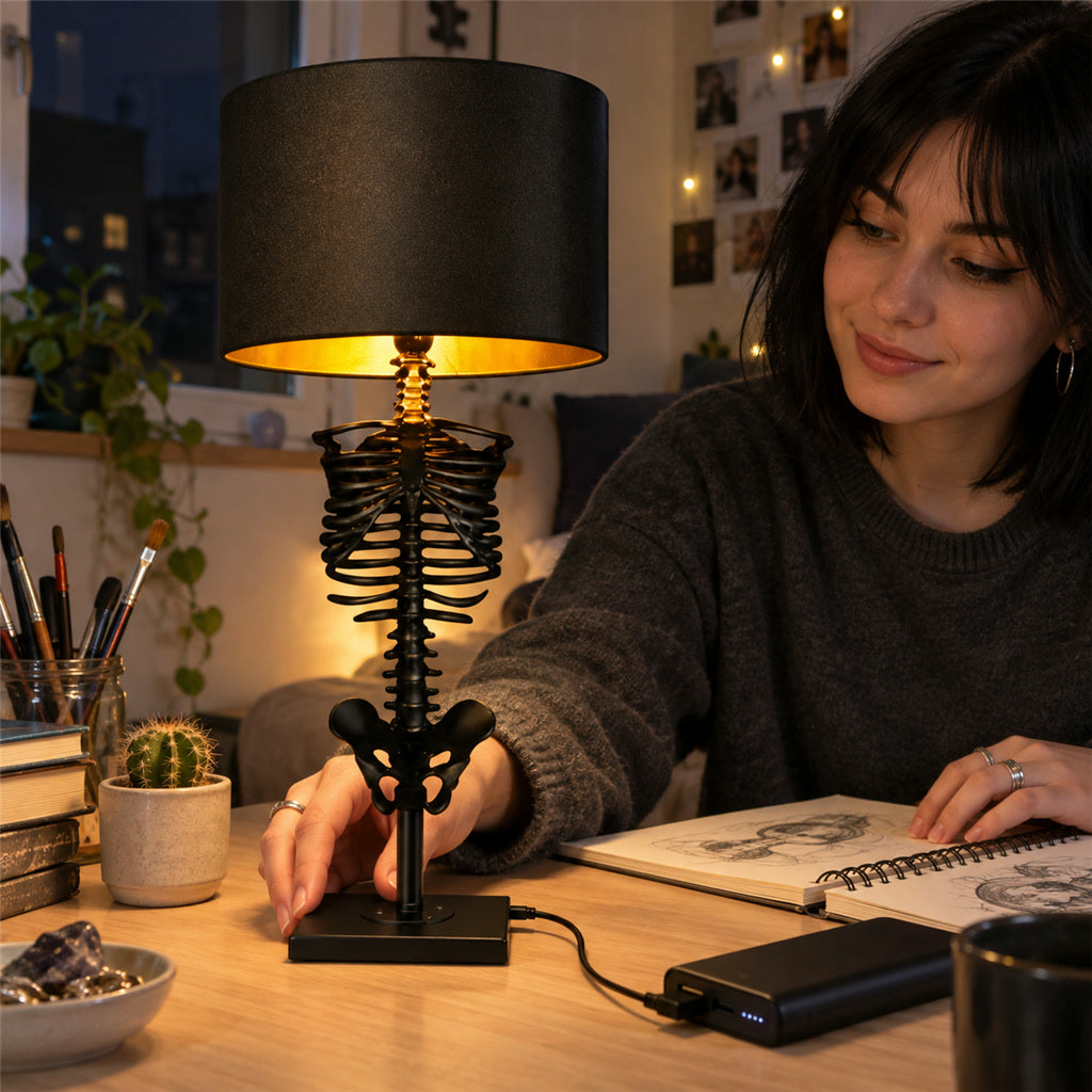Gothic-Tischlampe mit Skelett-Figur und Stoffschirm für Schlafzimmer und Wohnzimmer – USB-Betrieb, 5-W-LED, Kunstharz, ca. 35 cm hoch
