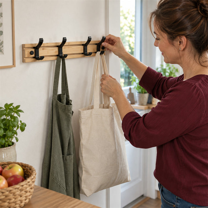Wandgarderobe aus Bambus mit verschiebbaren schwarzen Aluminiumhaken für Flur, Küche und Bad – belastbar bis 13,5 kg, 3 bis 5 Haken, zum Anschrauben