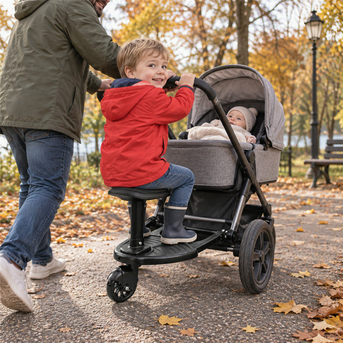 Kinderwagen-Mitfahrbrett mit Sitz für Geschwisterkinder zum Stehen oder Sitzen – universal, höhen- und breitenverstellbar, Rollen schwarz, blau, rosa