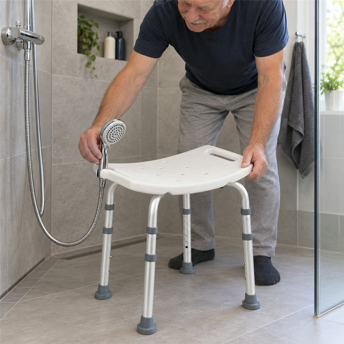 Duschhocker aus Aluminium mit Griffmulden und Brausehalter für Dusche und kleine Bäder – bis 135 kg, 6-fach höhenverstellbar, rutschfeste Füße, Weiß