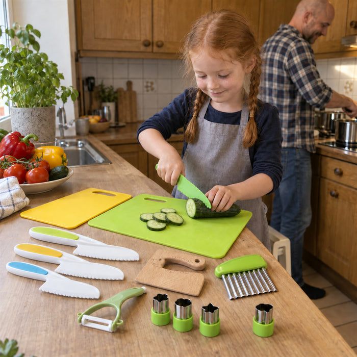 Kinder-Küchenhelfer-Set mit Kindermessern, Schneidebrettern und Sparschäler zum Mithelfen in der Familienküche – Wellenschneider und Ausstechformen