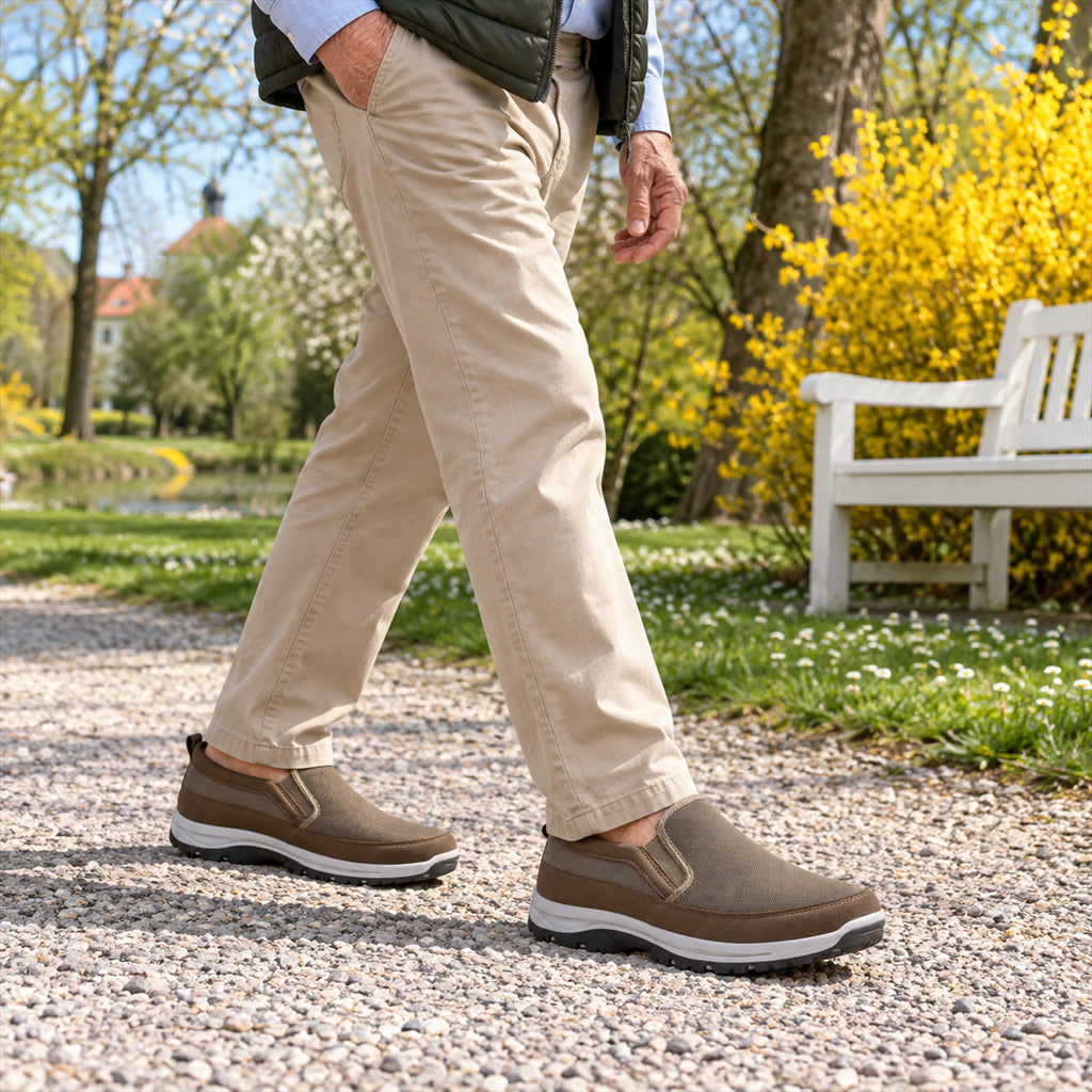 Herren-Slipper aus Textil mit Besatz in Wildlederoptik für Freizeit und Outdoor – elastischer Einstieg, Profilsohle, Größen 6 bis 13, 4 Farben