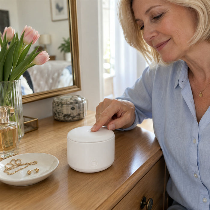 Kompaktes Ultraschall-Reinigungsgerät für Zahnspangen, Aufbissschienen und Schmuck – Becherform mit Deckel, Reinigung per Ultraschall, Weiß