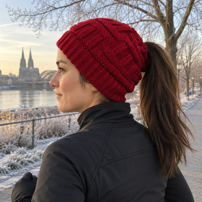 Damen-Wintermütze mit Zopfloch für Pferdeschwanz und Dutt – warm, sportlich, in Schwarz, Weiß, Rot und Grau