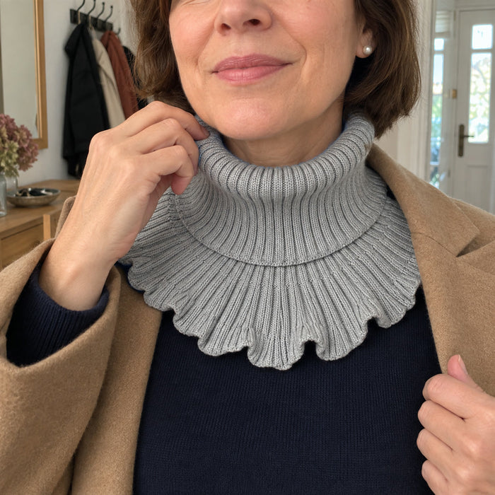 Rollkragen-Schal aus Rippstrick mit Rüschensaum für Damen zu Pullover, Bluse und Mantel – Halswärmer, ca. 14 × 17 cm, in 8 Farben