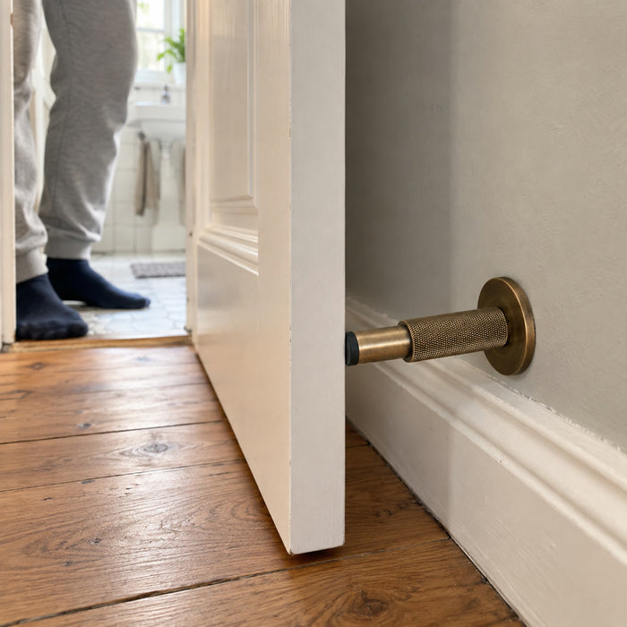 Gerändelter Türstopper aus Messing für Badezimmer- und Zimmertüren zur Boden- oder Wandmontage – robust, mit Anschlagpuffer, 4 Ausführungen