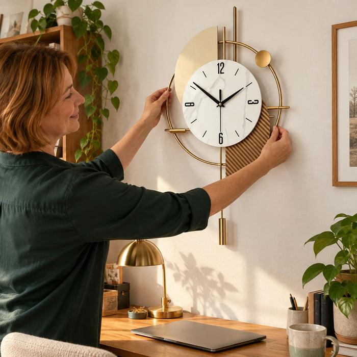 Wanduhr aus Metall mit Pendel für Wohnzimmer und TV-Wand – 52 × 34 cm, geometrisch, rundes Zifferblatt, geräuschloses Quarzwerk, 2 Modelle