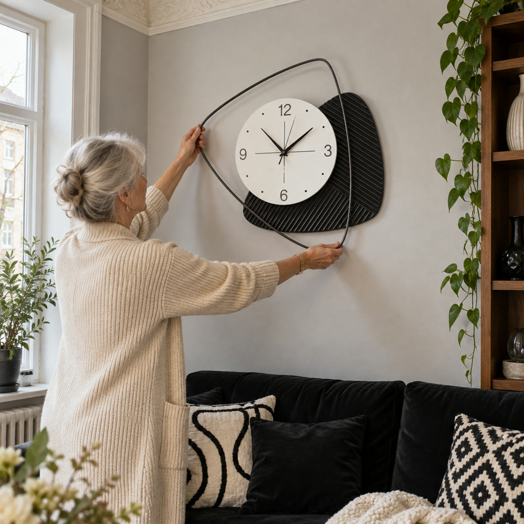 Moderne Wanduhr aus Metall als Wandkunst für Schlafzimmer und Wohnzimmer – 52 × 49, 53 oder 60 × 46 cm, geometrisch, geräuschlos, mehrere Modelle