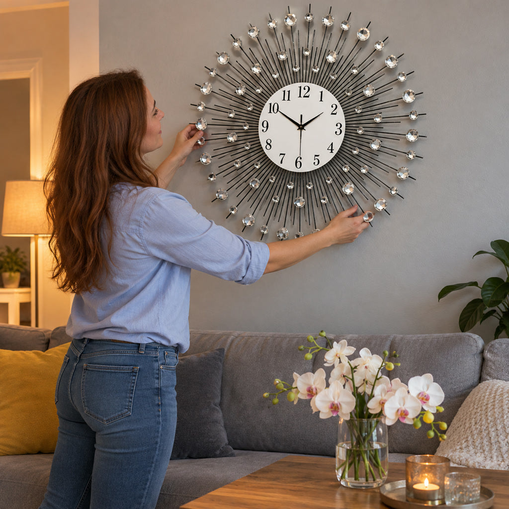 Große Wanduhr aus Metall mit Sonnenstrahl-Design im Vintage-Stil für das Wohnzimmer – 60 bis 80 cm, rund, Steinbesatz, Quarzwerk, Silber